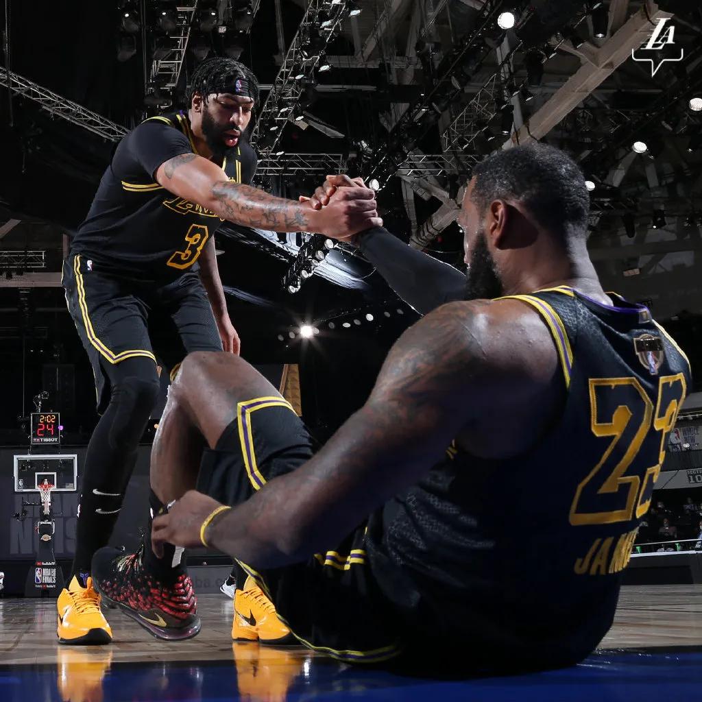 库兹马为什么离谱不看人传球,库兹马为什么不给普尔传球