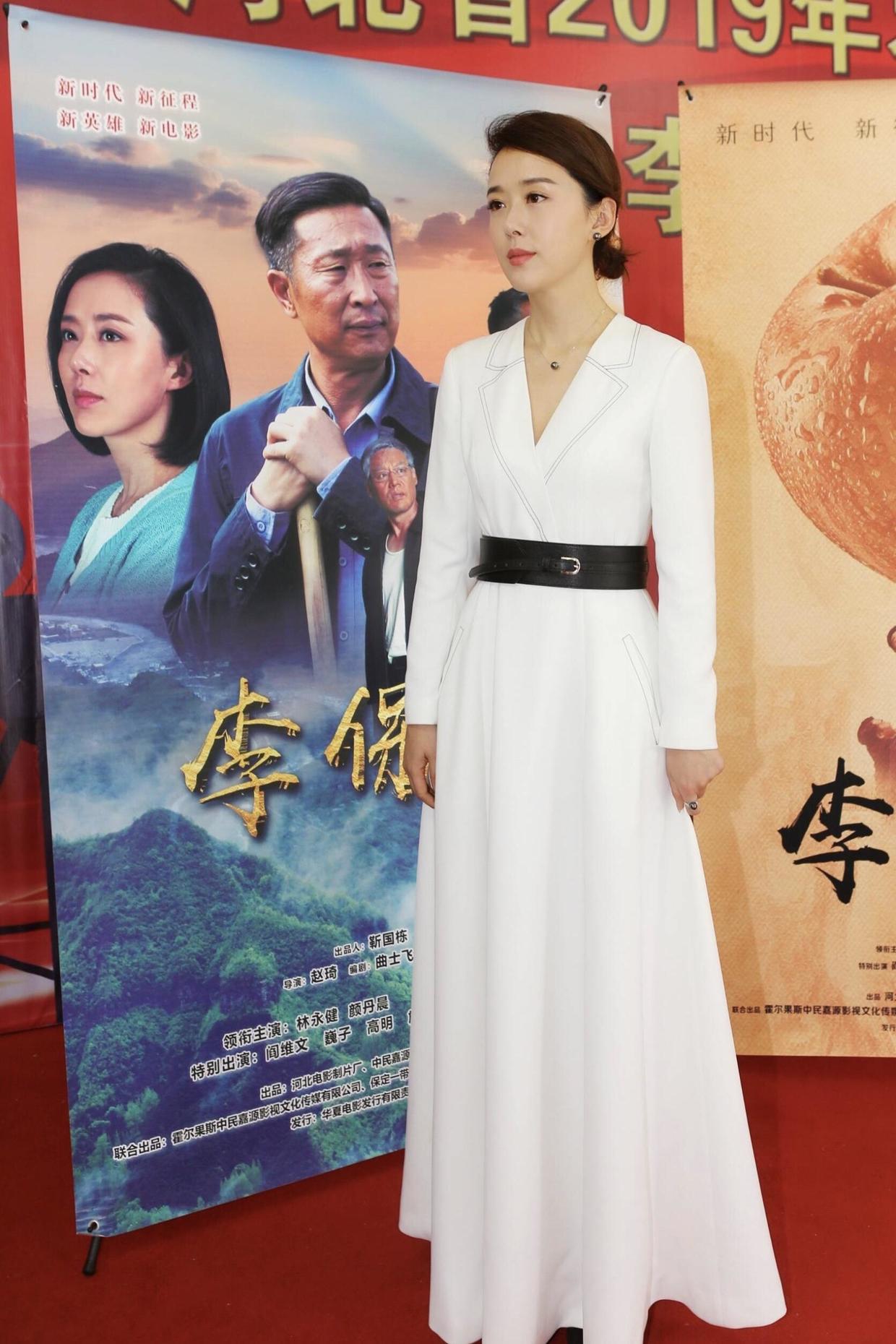 颜丹晨气质穿搭,颜丹晨穿深v领裙装