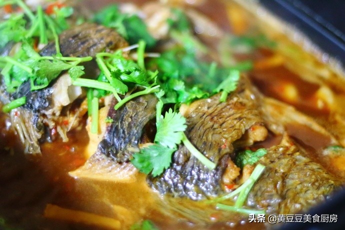 怎么做好吃又不辣的剁椒鱼,剁辣椒鱼火锅简单做法