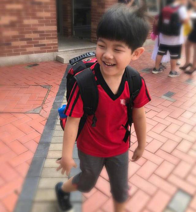 一盔一带家长带小孩,一盔一带送孩子上下学