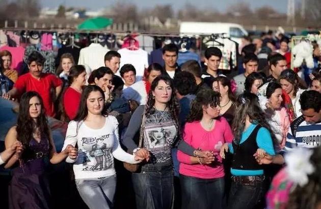 保加利亚的“新娘市场”，女孩被“明码标价”，不满意可“退货”