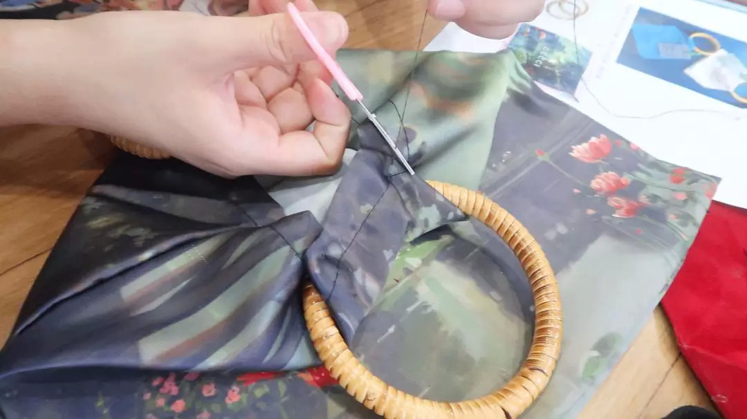 大牌包包手提袋改造教程,用买完东西的袋子改造时髦包包