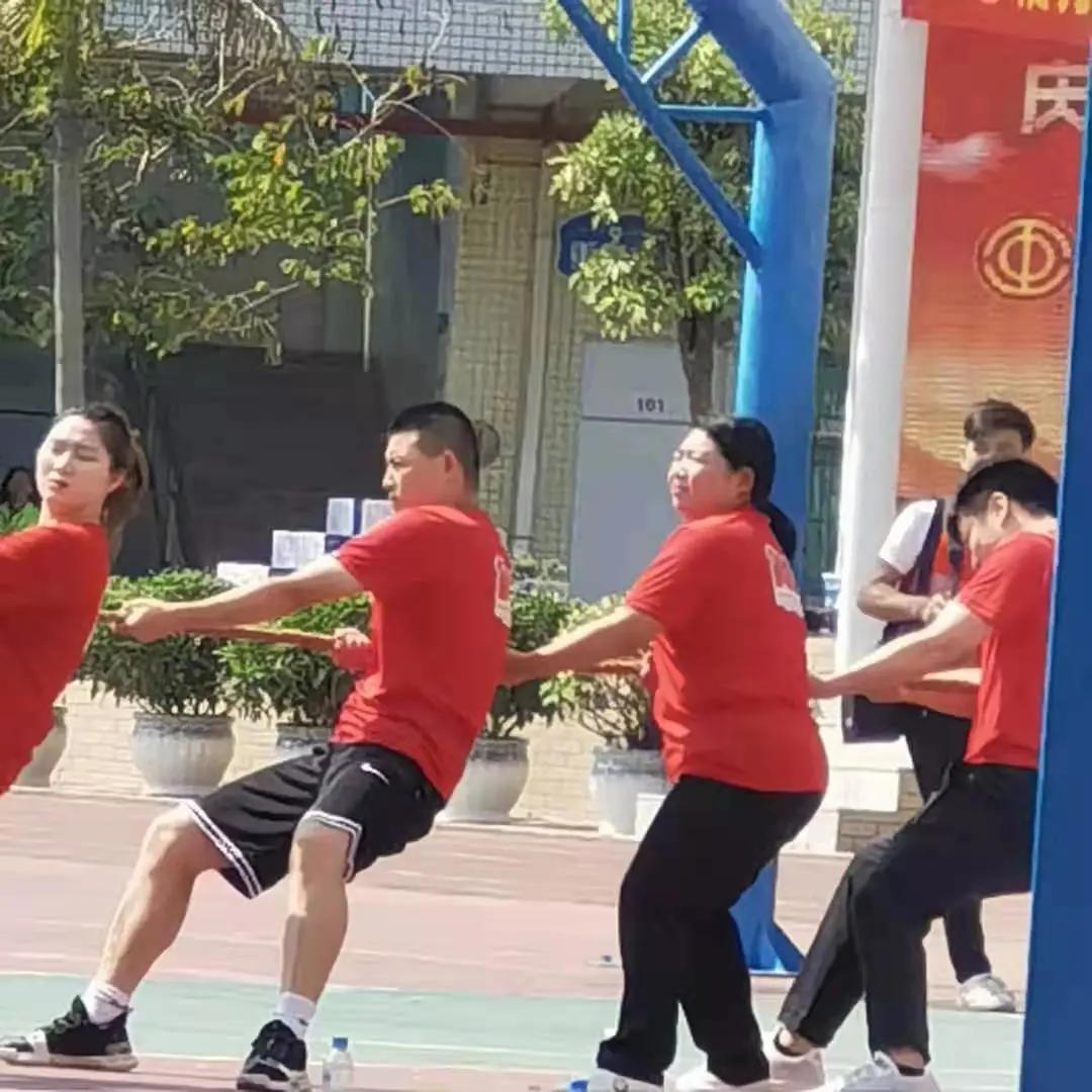 “老师，你拔河的样子真美！”“谁拍的赶紧撤！！！”