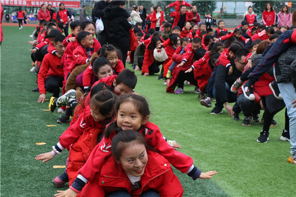运动伴成长 足球嗨翻天金堂县赵镇第三幼儿园举行亲子冬运会