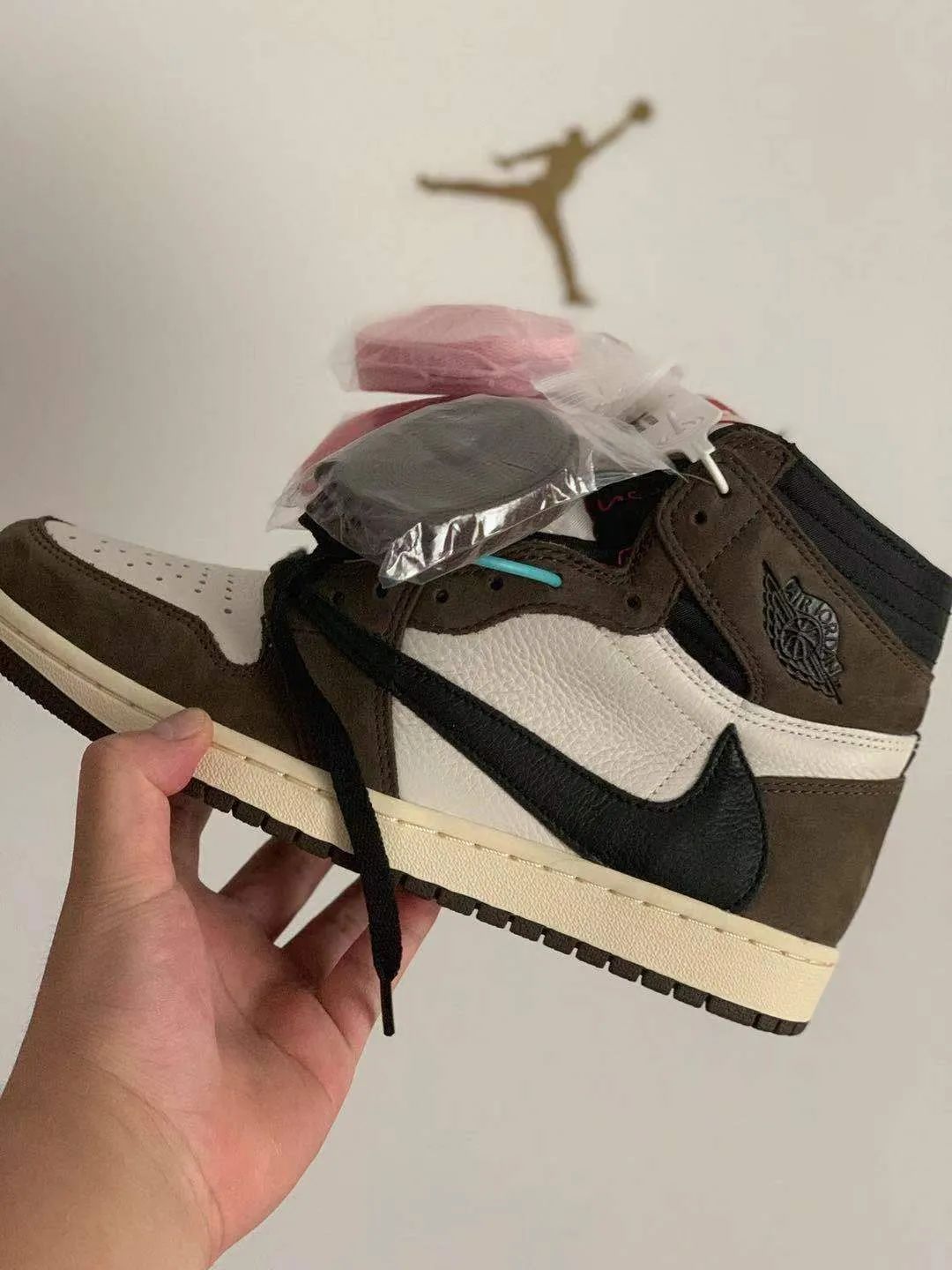 涨见识了!原来很多开宝马的都有一面鞋墙,穿的球鞋不上千就上万