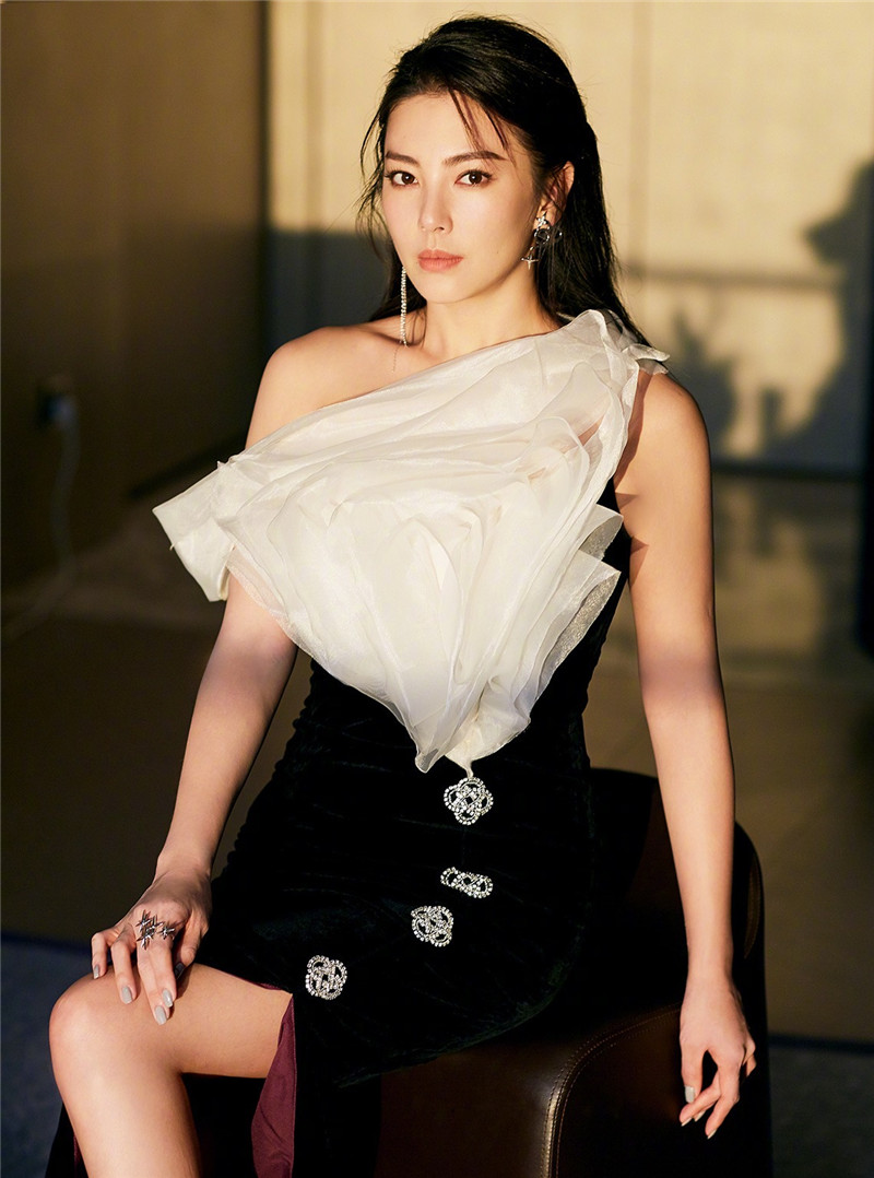 胸大怎么穿衣服不尴尬,胸大的妹子穿什么衣服保守