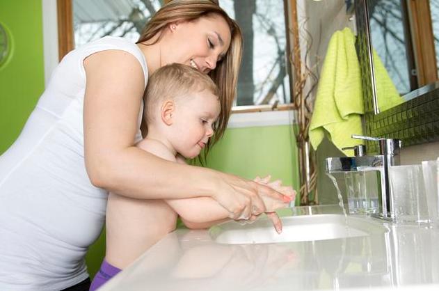 当孩子被烫伤时，用这5个步骤缓解