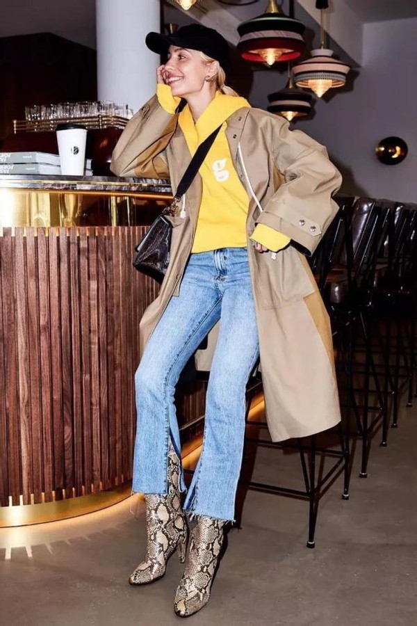 卫衣这样穿减龄休闲感无人能敌,早春卫衣怎么穿靓丽减龄又温暖