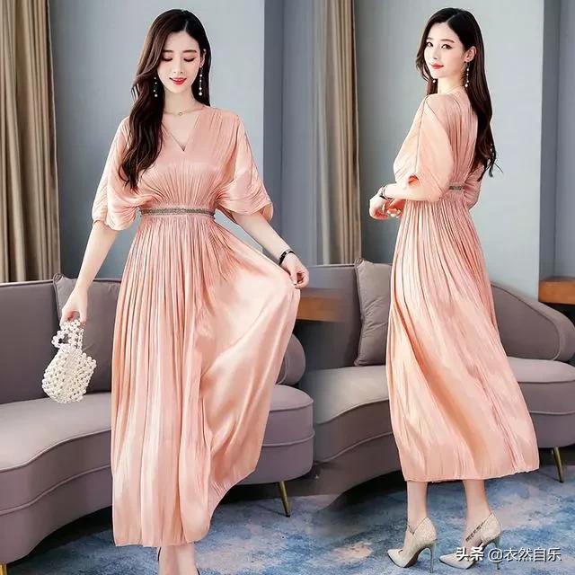 时髦印花裙穿上很迷人适合夏天,今年最流行的秋款连衣裙碎花裙