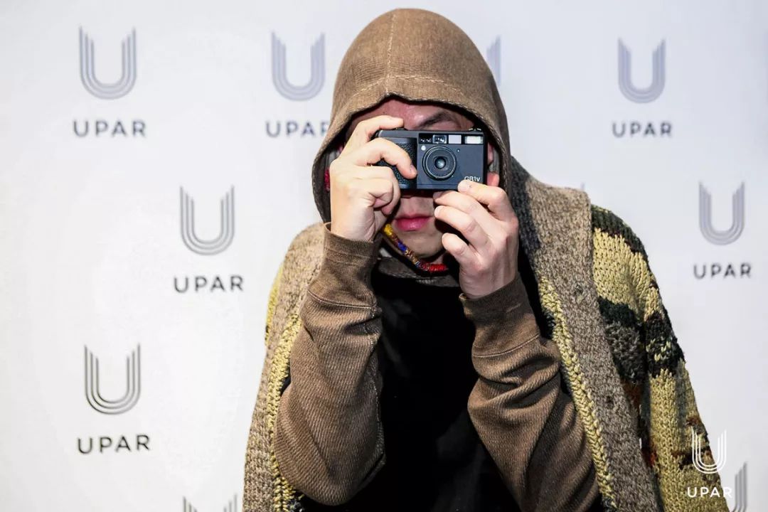 “Valentino红”降临东京，冠希哥说最近的生活“888”