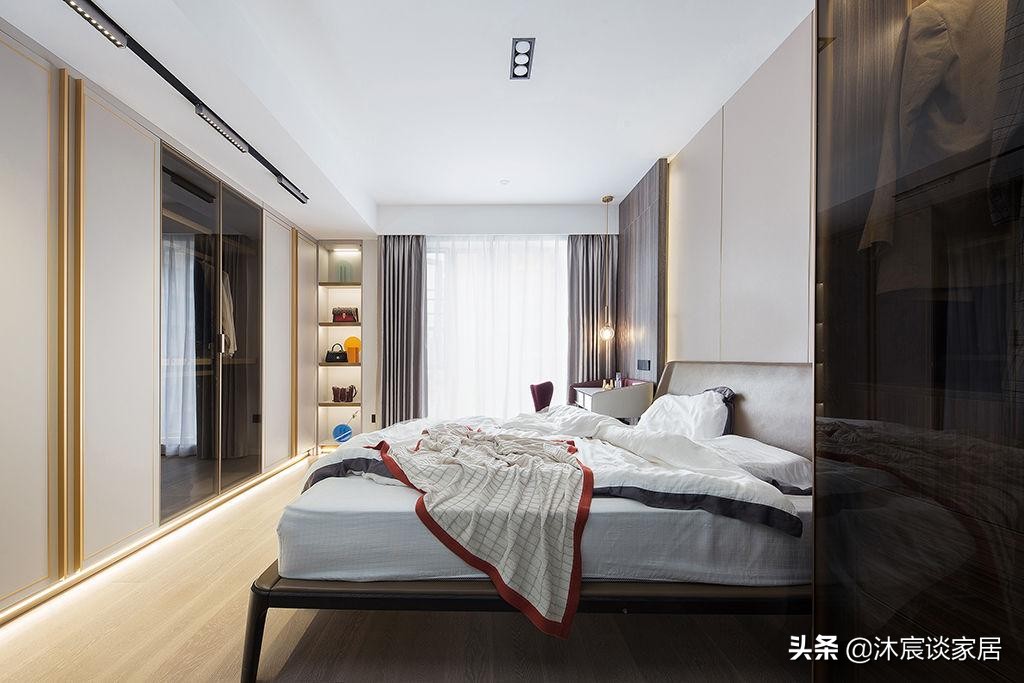 她将全屋吊顶拉平，衣柜采用“二八定律”，非常时尚大气，晒一晒