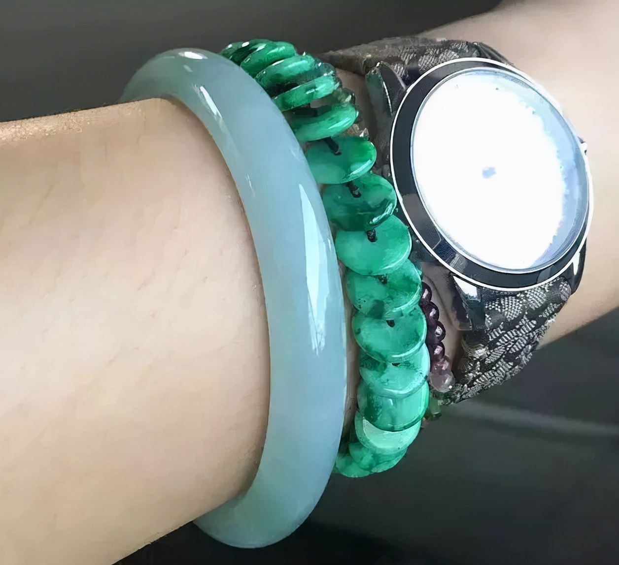 玉镯款式太单调？6种“叠搭法”不怕你撞衫就怕你太时髦