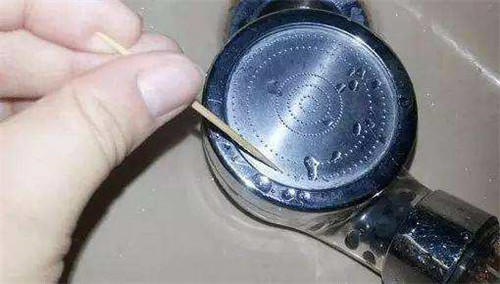 电热水器洗澡出水少、不热怎么办？跟老师傅学一招，一修便好