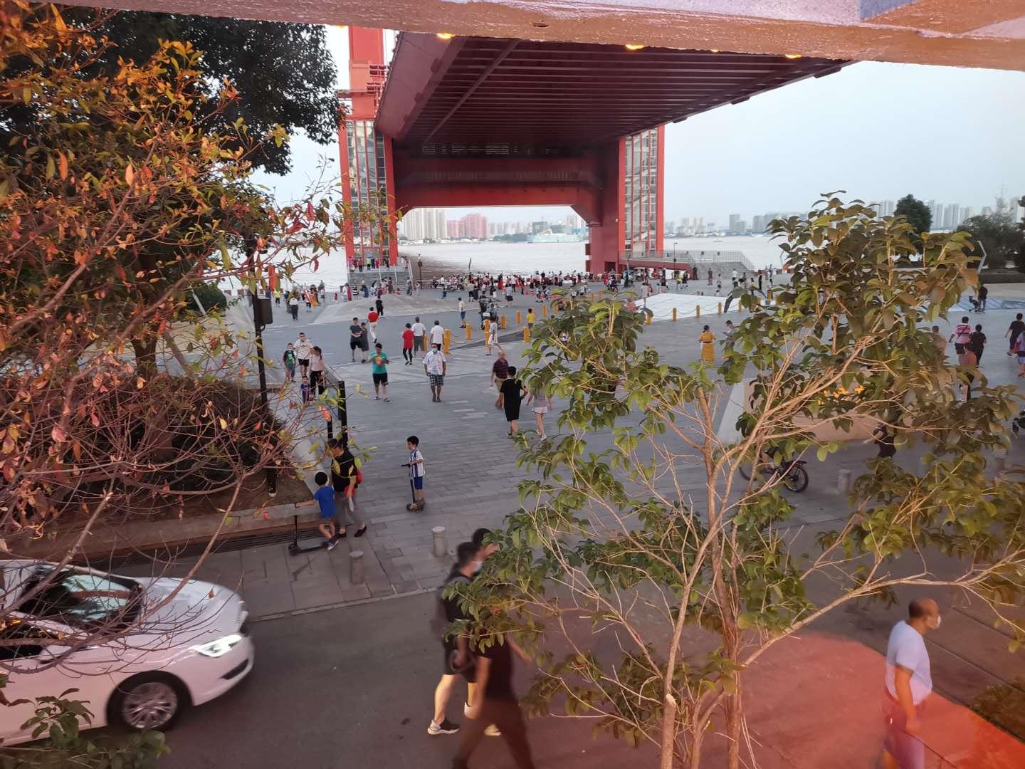 开在桥上饭店武汉,鹦鹉洲大桥下的餐馆