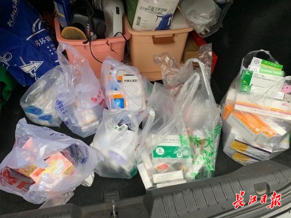 积极报名参加志愿者活动,心甘情愿的来到一线加入志愿者