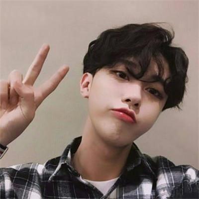 男生网名简单干净四个字微信名字,男生可爱网名超拽轻狂