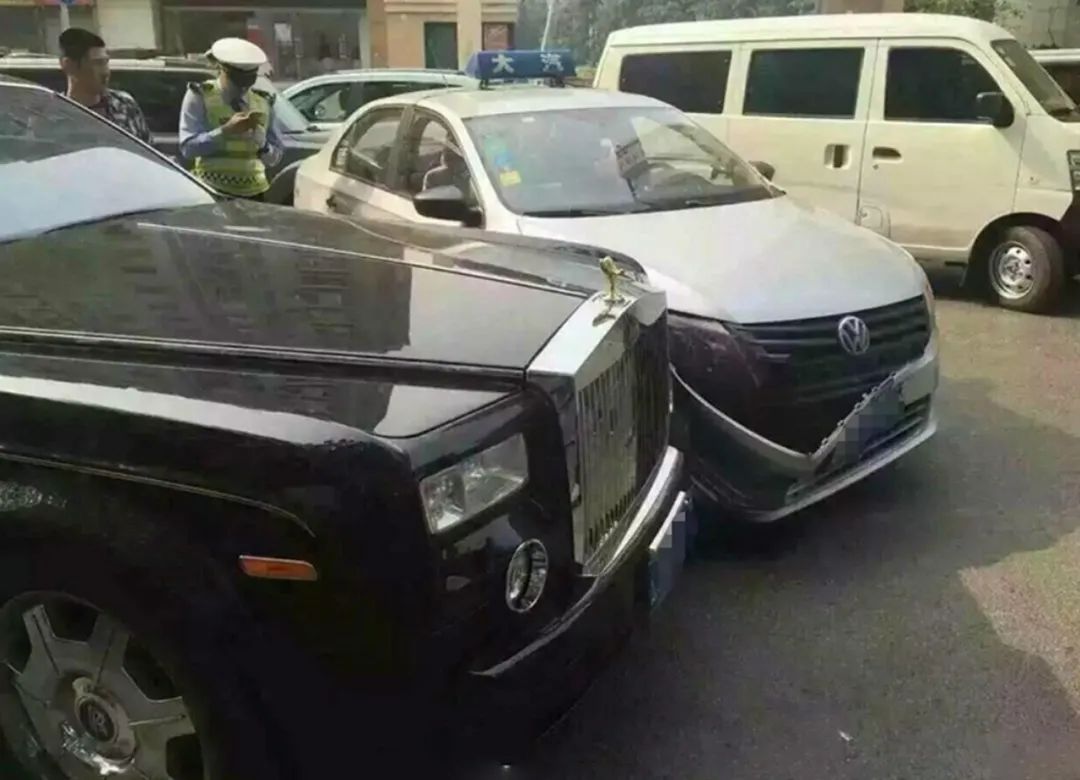 撞豪车赔不起怎么解决,撞了豪车车险不够赔该咋办