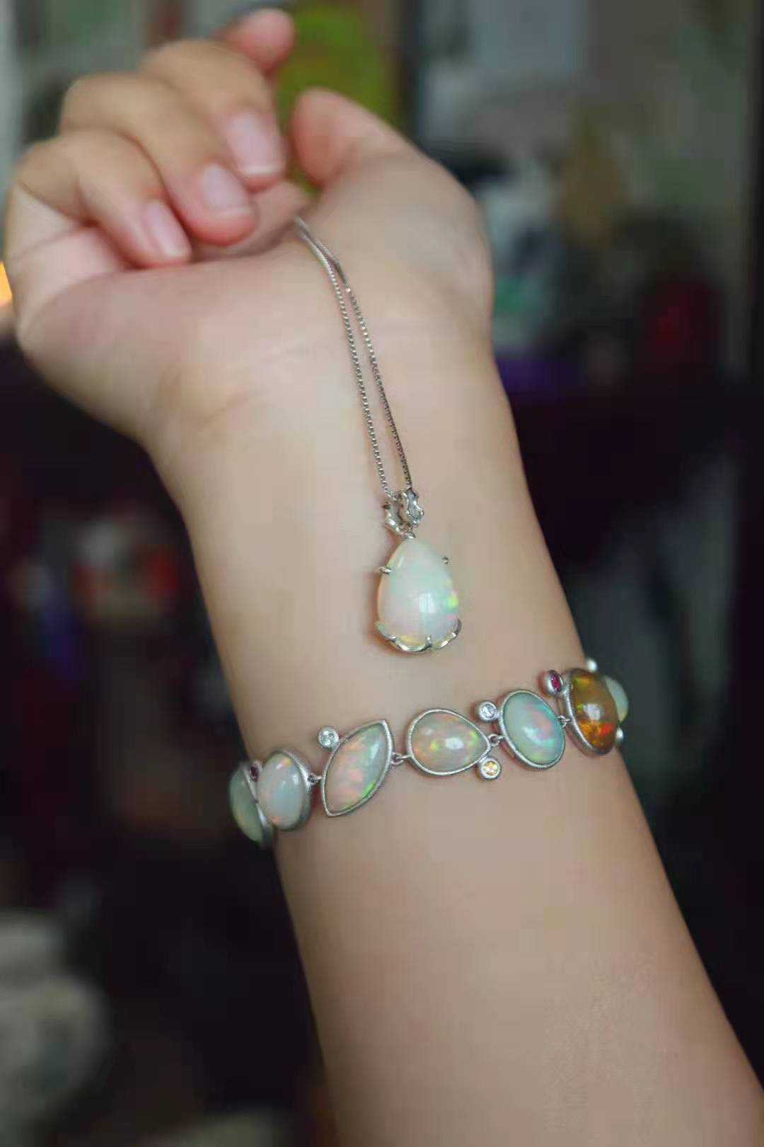 欧泊一种拥有世间所有颜色的宝石，关键还不贵