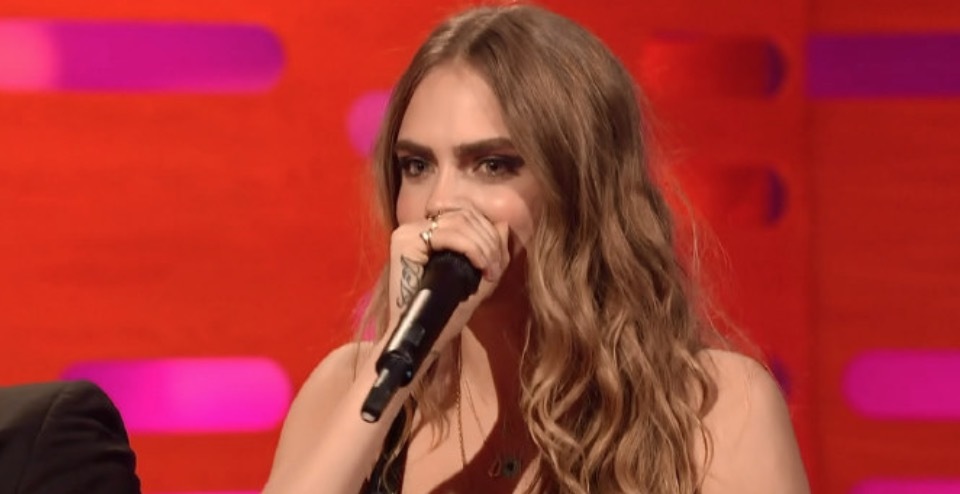 甜!英国贵族超模爱上美国女演员,机场热吻,狂撒狗粮