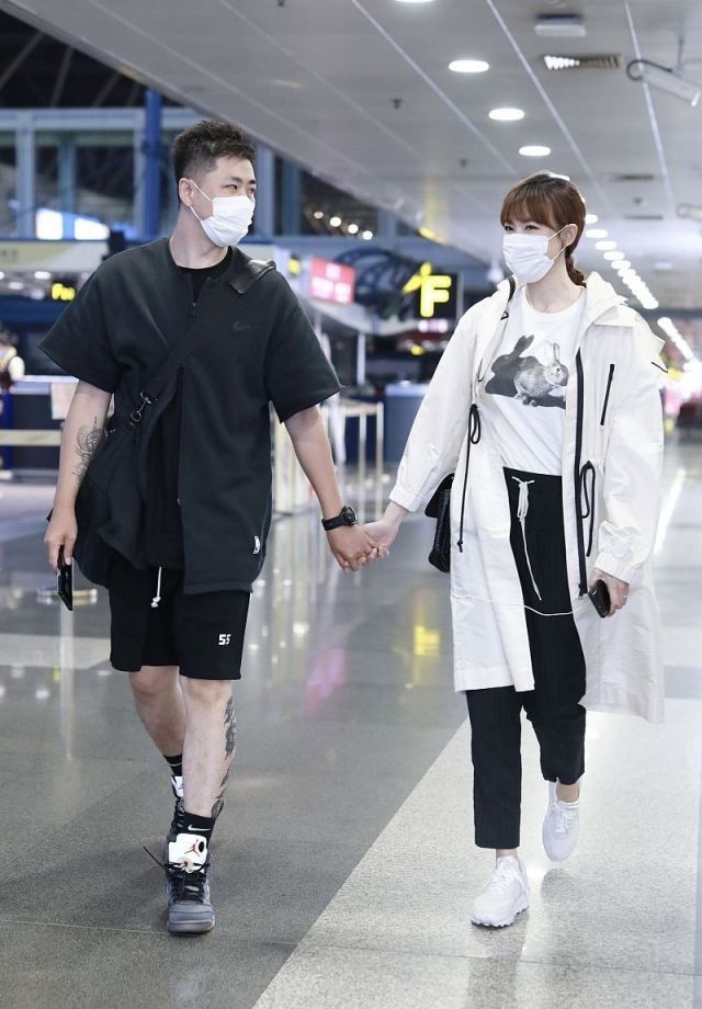 李艾穿阔腿裤,李艾穿抹胸裙出席活动