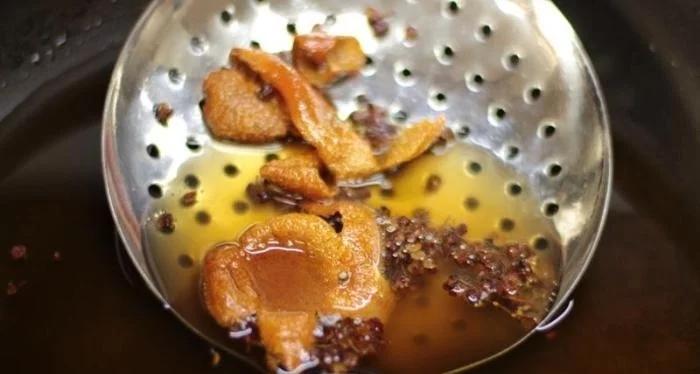 炸鱼剩下的油怎么处理,炸鱼炸虾剩下可以怎么做