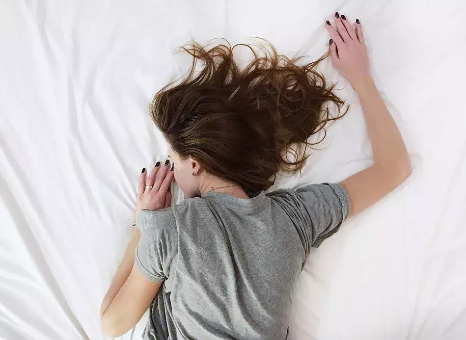 一觉醒来全身湿漉漉的是怎么回事,一觉醒来一身汗是咋回事