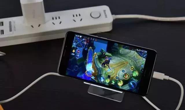 手机充电的时候着火怎么办,手机半夜充电起火怎么办