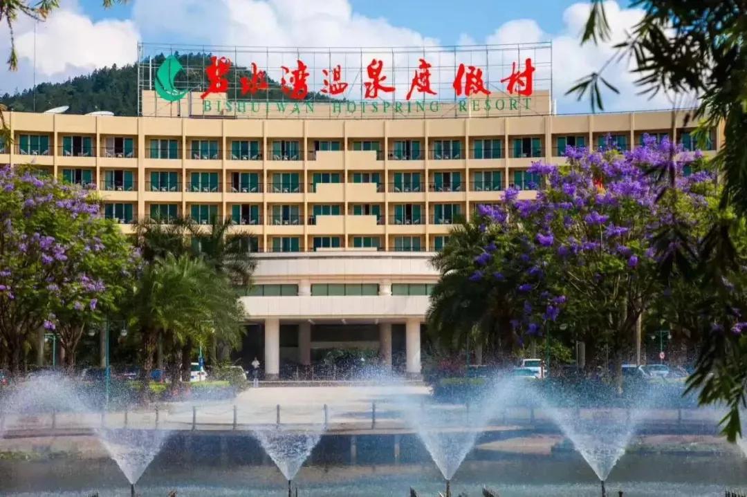 楂樻牎瀛︾敓鐪间腑鐨勫叡闈掑洟,楂樻牎鐢熺溂涓殑鏃朵唬鍙樿縼