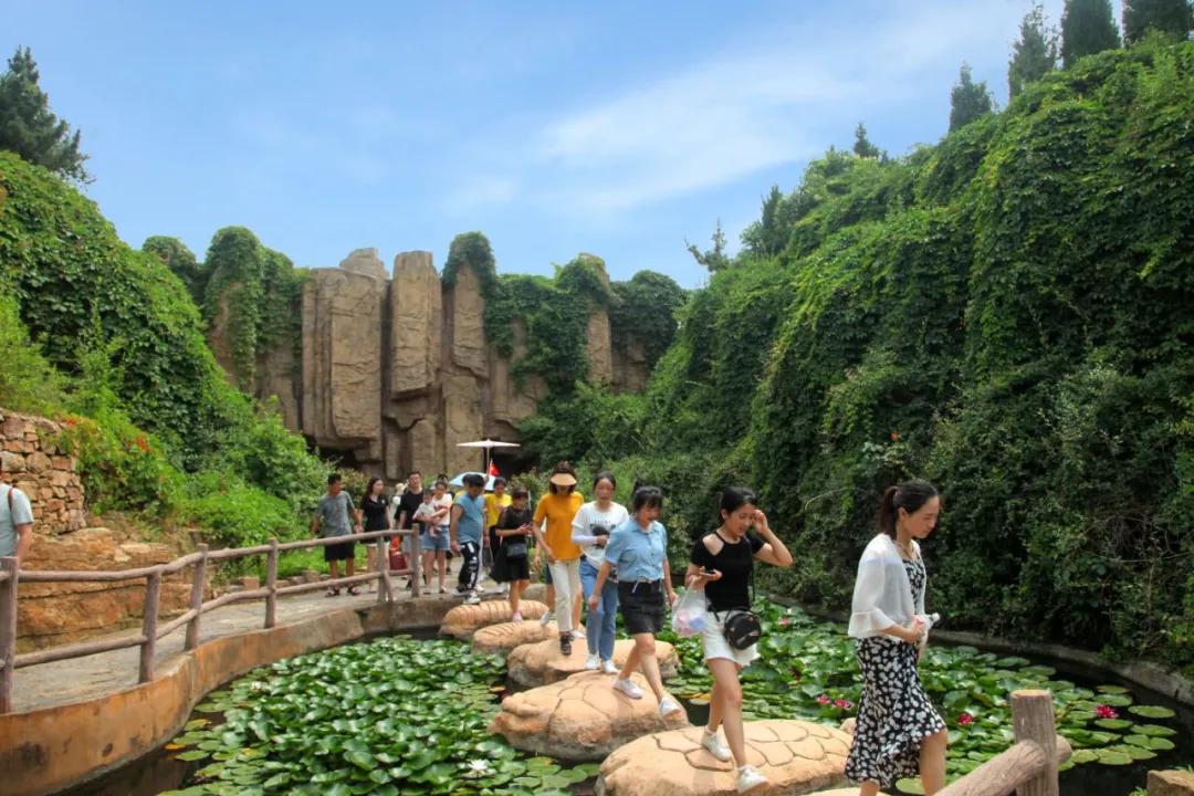 重庆端午假期我市各景区人气爆棚,我市端午假日旅游业复苏势头强劲