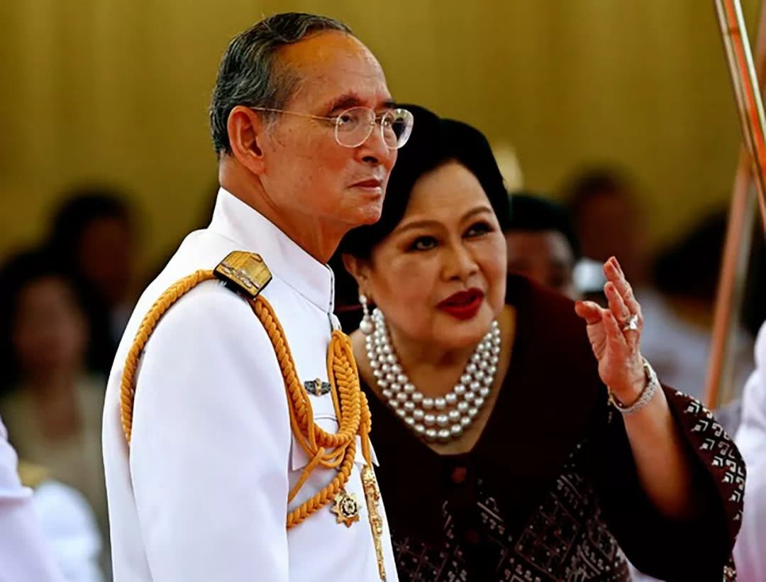 泰国王室阴盛阳衰：诗琳通终身不嫁为国家，国王却风流荒唐不成器