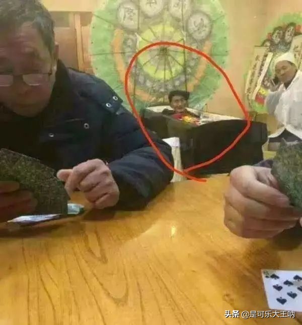 「沙雕图」垂死“棺”中惊坐起，打牌竟然不叫我