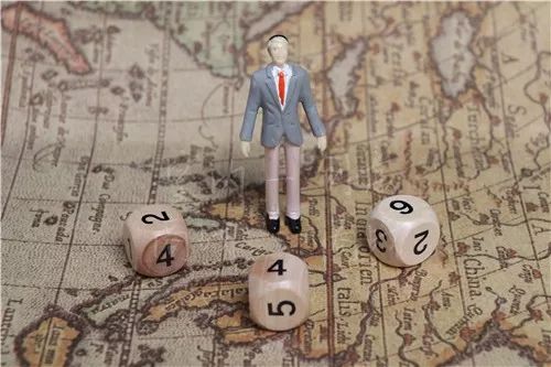 曾欠债数千万,险卖公司,而今却靠一包泡面狂赚600亿,霸气