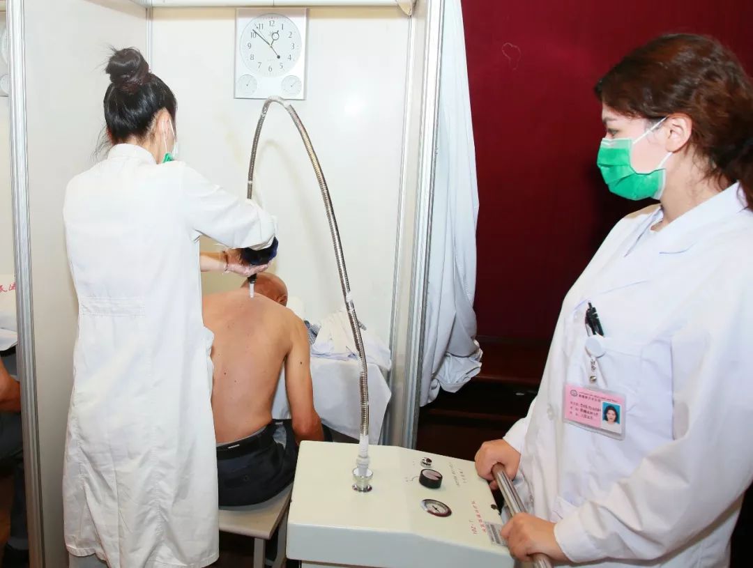 夏天“冻两下”，冬天不咳嗽，自治区人民医院冬病夏治绝活引发患者潮