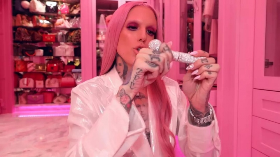 香奈儿磨刀、爱马仕砌墙,J姐的衣帽间戏可真多