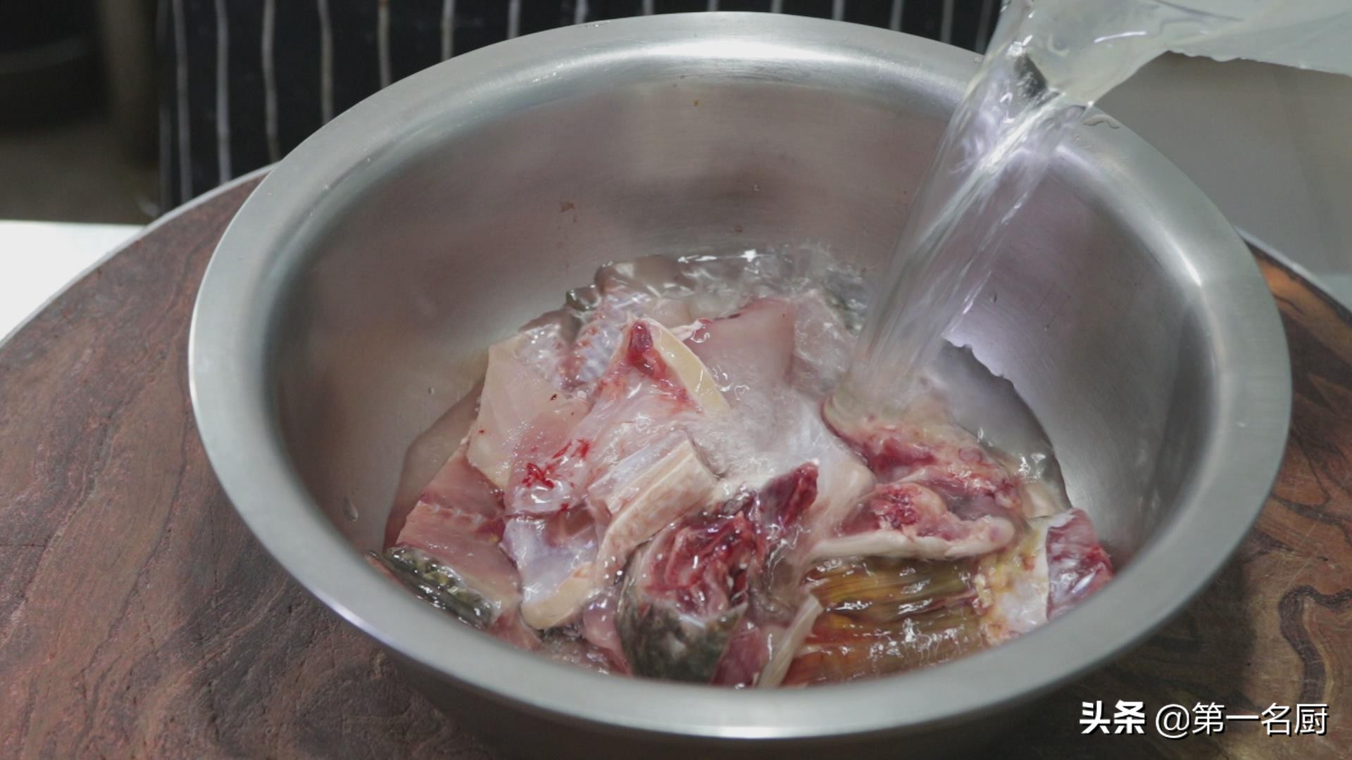 鲤鱼好吃有诀窍，做出来肉质嫩滑，汤鲜味美，一顿多吃两碗饭