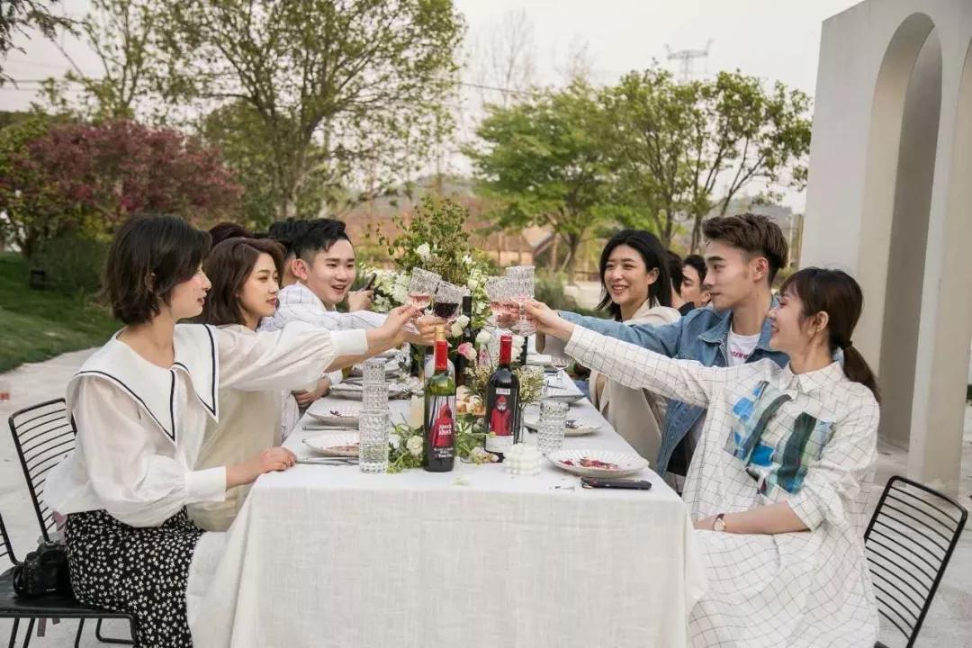 “狼，来了”！薇娅带着火遍全网的小红帽葡萄酒进博会直播