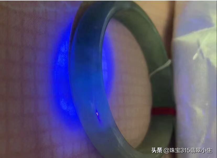 翡翠打紫光灯有荧光是不是真翡翠,翡翠用紫光灯照真假视频