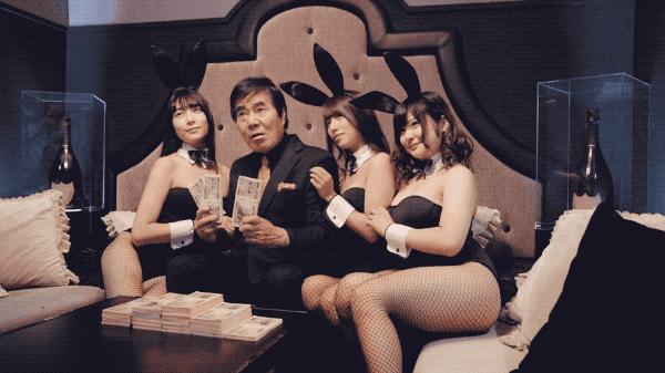 他拍过100多部电影,他拍了很多部电影英文