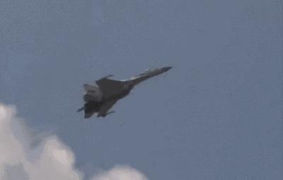 即使机毁人亡，也要找刺激！为何俄飞行员总爱杂耍式飞行选技巧