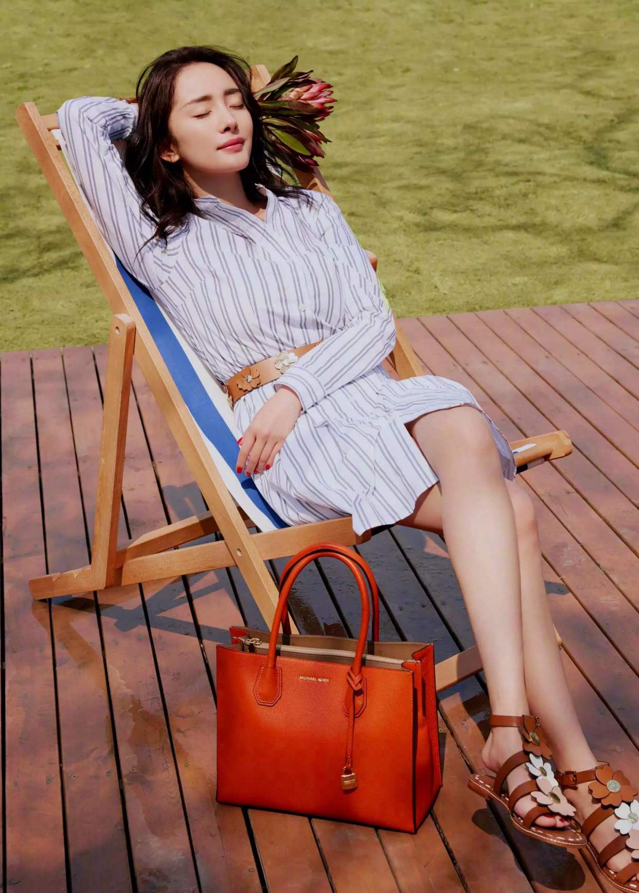 杨幂走路姿势动图,杨幂爬凳子姿势