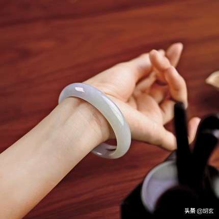 翡翠手镯戴哪只手比较合适,翡翠手镯应戴在哪只手上