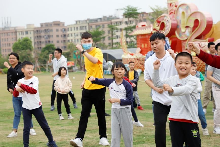 东莞东城莞师附小2022届604班,莞师附小学生踢球