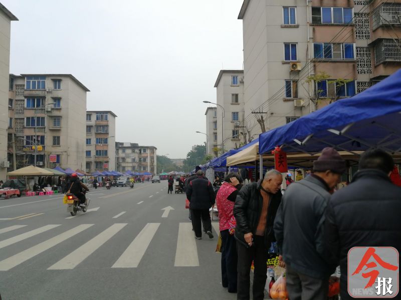 蹊跷!“群主”收费并组织管理“马路市场”?事发龙屯路