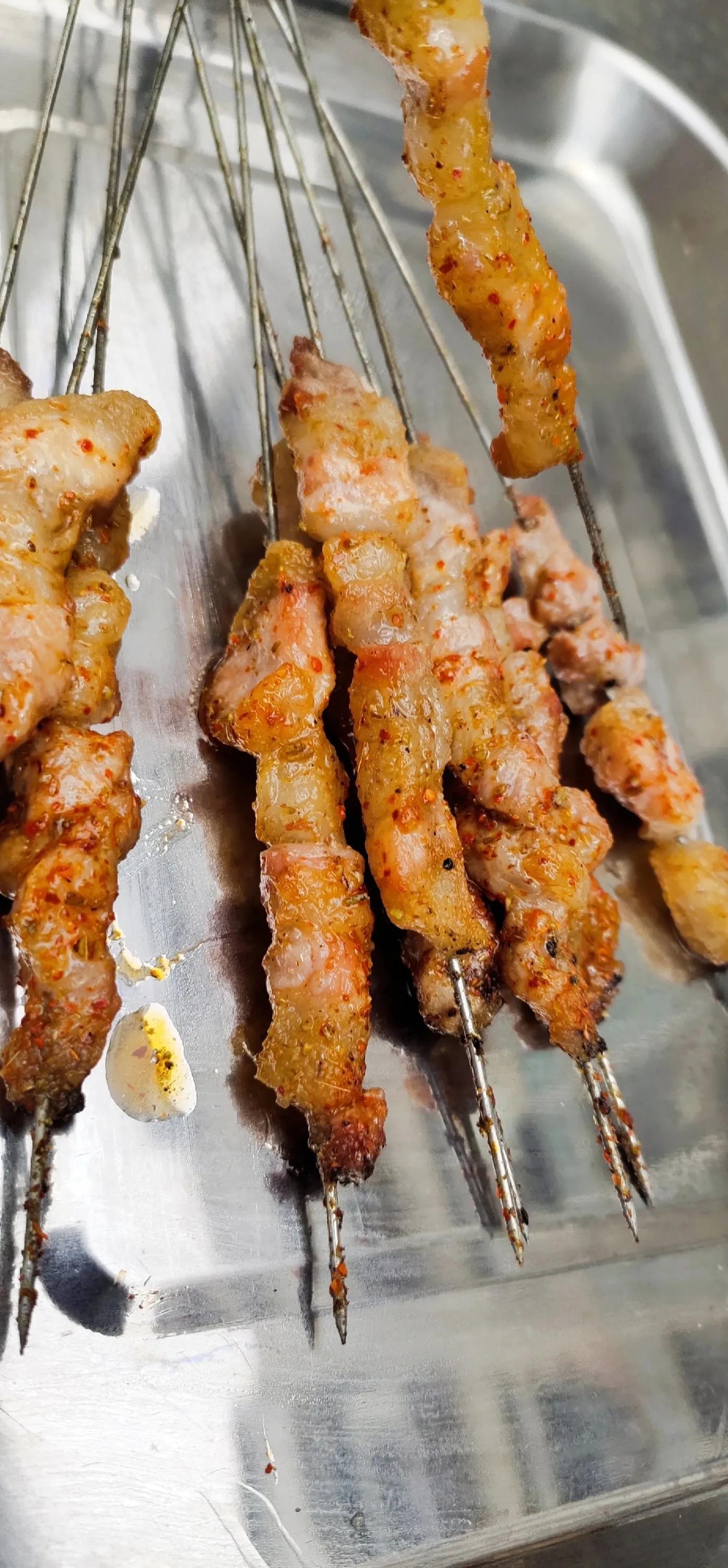 青岛黄汤拉面飘着绿色的油沫,青岛黄汤拉面