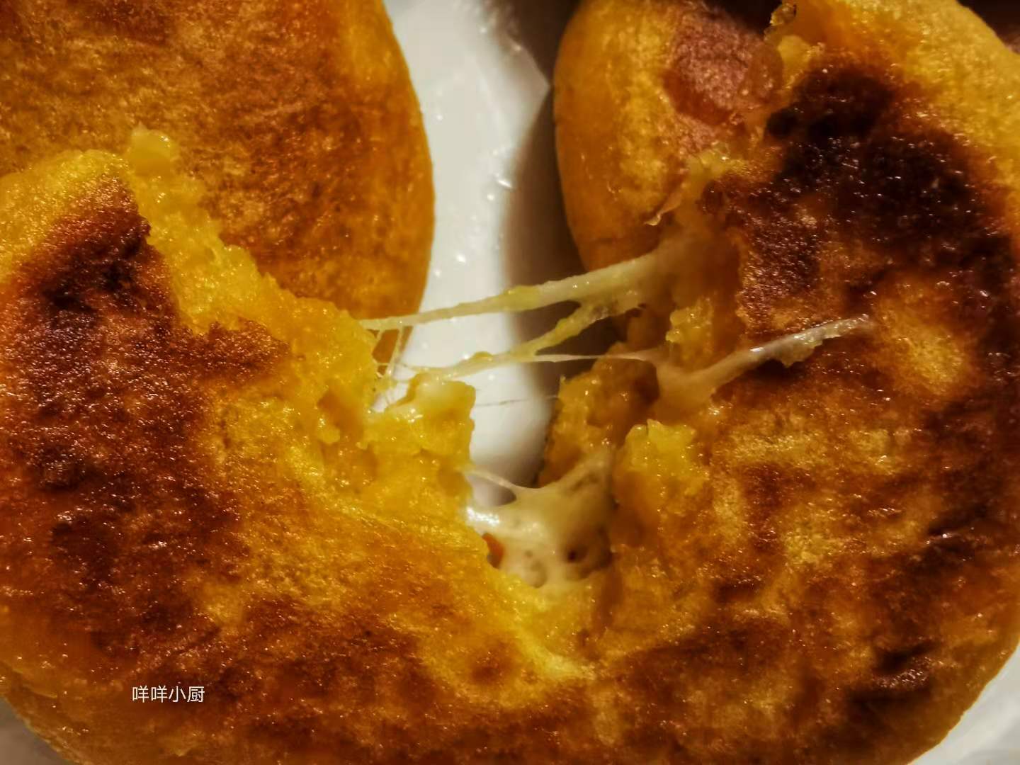 天然甜的红薯低脂低热，和糯米粉真是绝配，软糯香甜的红薯糯米饼