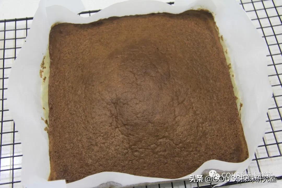 让密集恐惧症集体绕道的蜂巢蛋糕