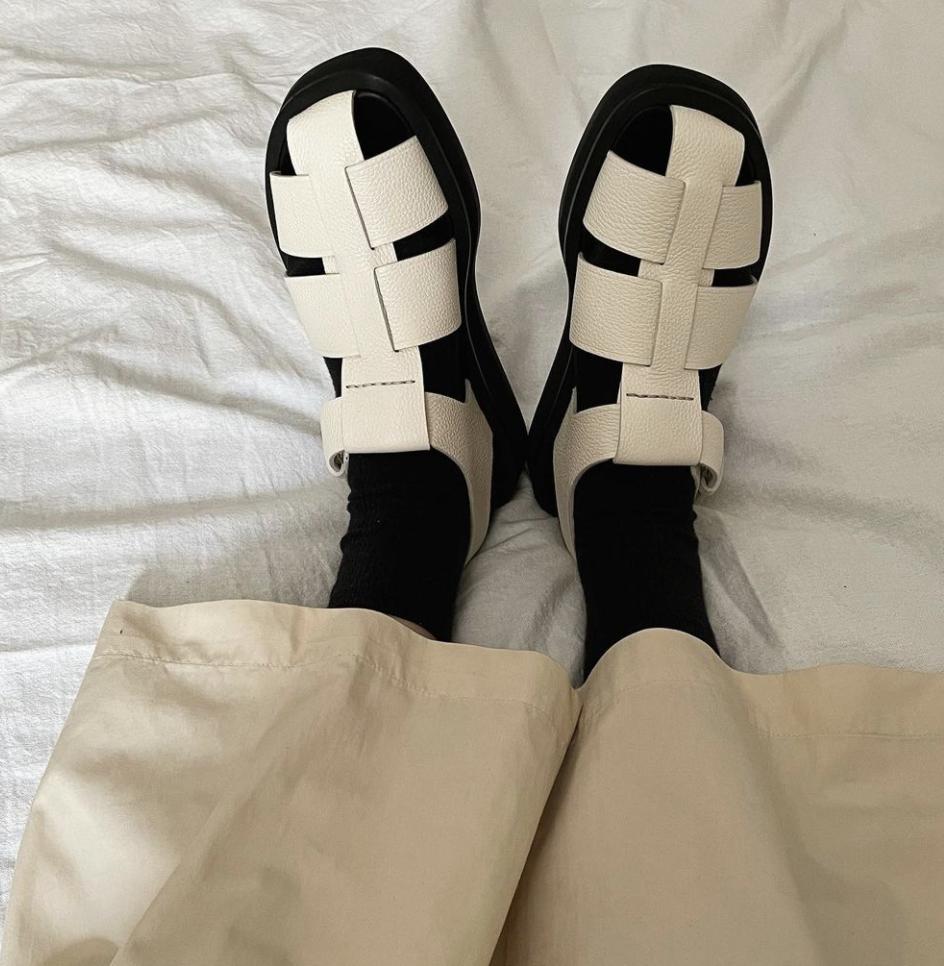 丑到极致的罗马凉鞋,丑到爆的露趾凉鞋怎么穿