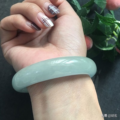 翡翠手镯戴哪只手比较合适,翡翠手镯应戴在哪只手上