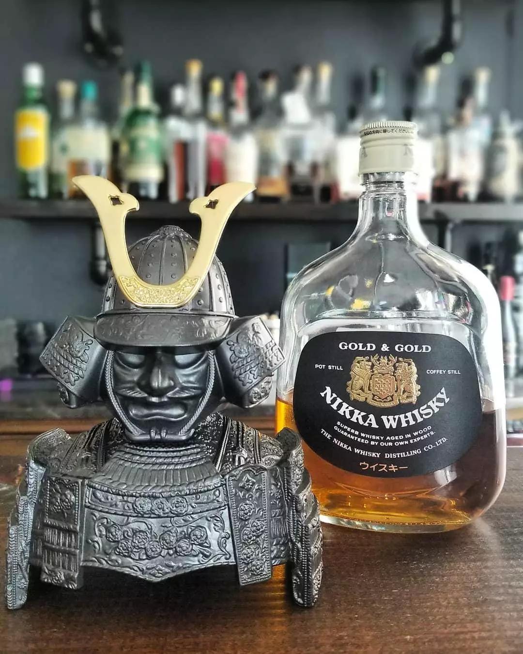 鉴赏威士忌酒瓶的艺术,造型奇特威士忌酒瓶