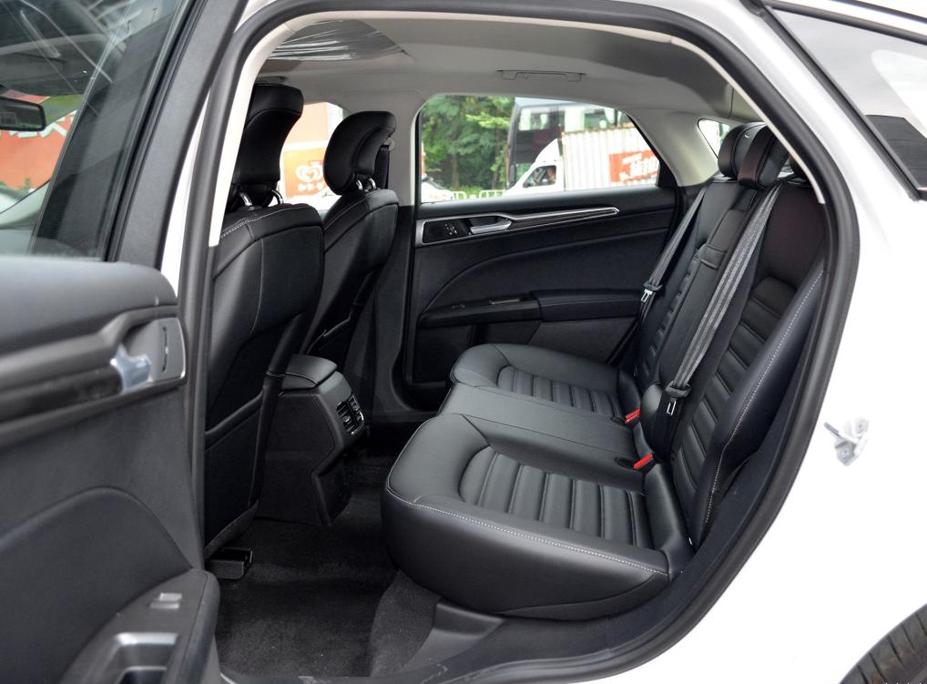 福特蒙迪欧和本田雅阁哪个好,雅阁1.5智享和蒙迪欧1.5豪华